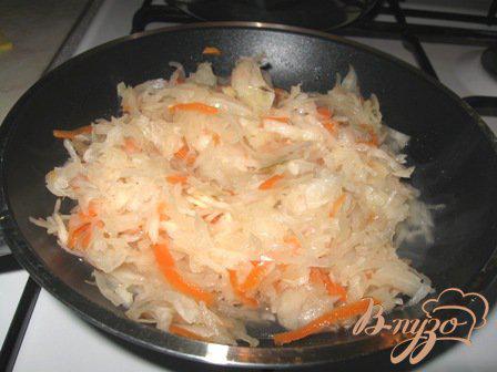Фото приготовление рецепта: Вегетарианские щи из квашенной капусты с грибами шаг №3