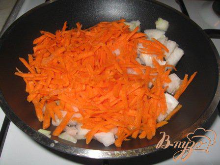 Фото приготовление рецепта: Вегетарианские щи из квашенной капусты с грибами шаг №2