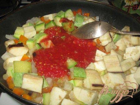 Фото приготовление рецепта: Фрикадельки в овощном рагу. шаг №3
