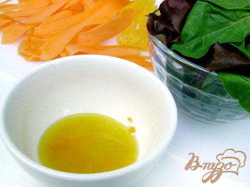 Фото приготовление рецепта: Салат «Яркое лето» со шпинатом, морковью и апельсином шаг №3