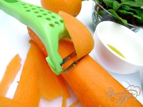 Фото приготовление рецепта: Салат «Яркое лето» со шпинатом, морковью и апельсином шаг №2