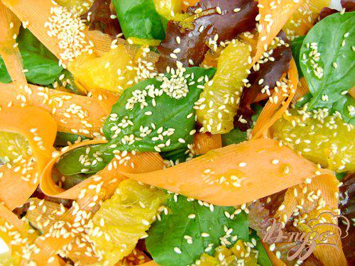Фото приготовление рецепта: Салат «Яркое лето» со шпинатом, морковью и апельсином шаг №4