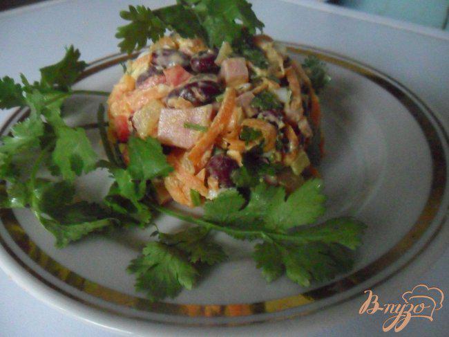 Фото приготовление рецепта: Салат с фасолью и кинзой «Юбилейный» шаг №9