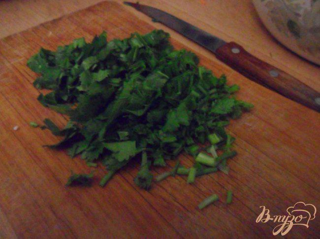 Фото приготовление рецепта: Салат с фасолью и кинзой «Юбилейный» шаг №7