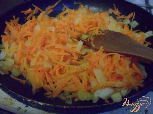 Фото приготовление рецепта: Салат с фасолью и кинзой «Юбилейный» шаг №3