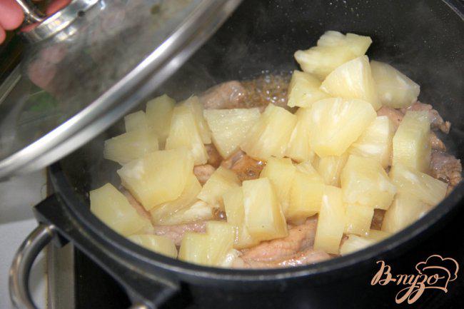 Фото приготовление рецепта: Свинина с ананасом по-китайски шаг №6