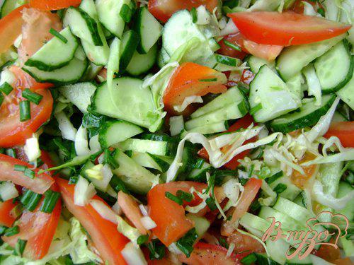 Фото приготовление рецепта: Салат с помидорами, огурцами и молодой капустой шаг №4