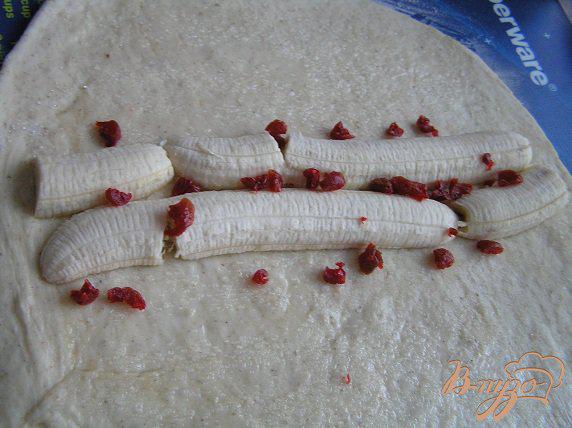 Фото приготовление рецепта: Пирог-рулет с бананом и вишней шаг №2