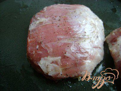 Фото приготовление рецепта: Свинина в пиве с томатным соусом шаг №3