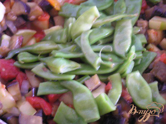Фото приготовление рецепта: Овощное рагу с баклажаном и зеленой фасолью шаг №4