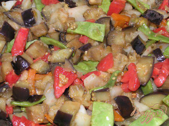 Фото приготовление рецепта: Овощное рагу с баклажаном и зеленой фасолью шаг №5