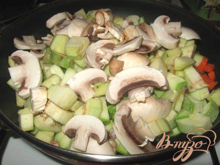 Фото приготовление рецепта: Овощное рагу  в сливочном соусе шаг №4