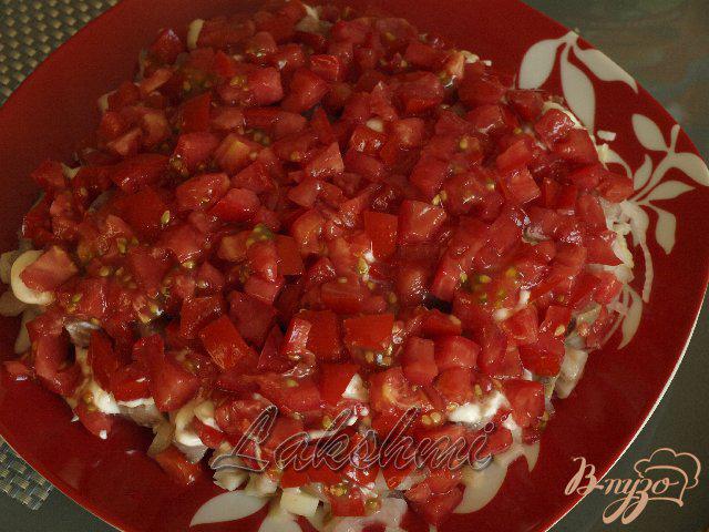 Фото приготовление рецепта: Сельдь под сырно-помидорной шубкой шаг №4