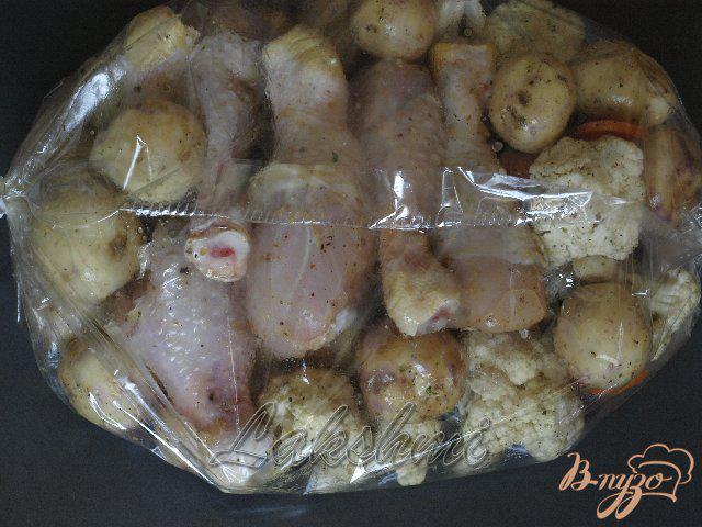 Фото приготовление рецепта: Курица с молодым картофелем и цветной капустой запечённые в рукаве шаг №4