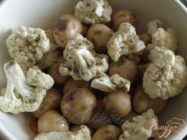 Фото приготовление рецепта: Курица с молодым картофелем и цветной капустой запечённые в рукаве шаг №2