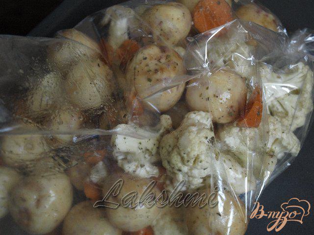 Фото приготовление рецепта: Курица с молодым картофелем и цветной капустой запечённые в рукаве шаг №3