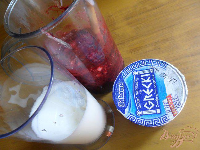 Фото приготовление рецепта: Ягодное сорбе с йогуртом и мёдом шаг №4