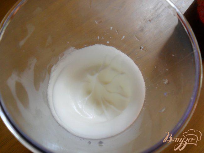 Фото приготовление рецепта: Ягодное сорбе с йогуртом и мёдом шаг №3