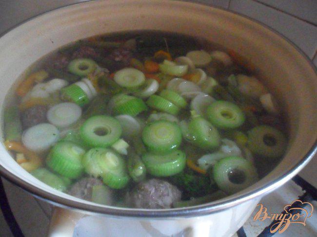Фото приготовление рецепта: Летний суп с фрикадельками шаг №6