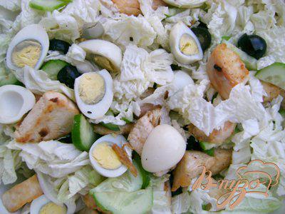 Фото приготовление рецепта: Салат «Оливковый перепел» с куриным филе и пекинской капустой шаг №2
