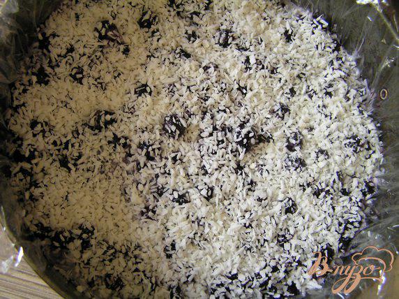 Фото приготовление рецепта: Кокосовый торт с ягодами шаг №7