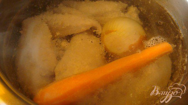 Фото приготовление рецепта: Куриный бульон с фарфелах и манделах шаг №1