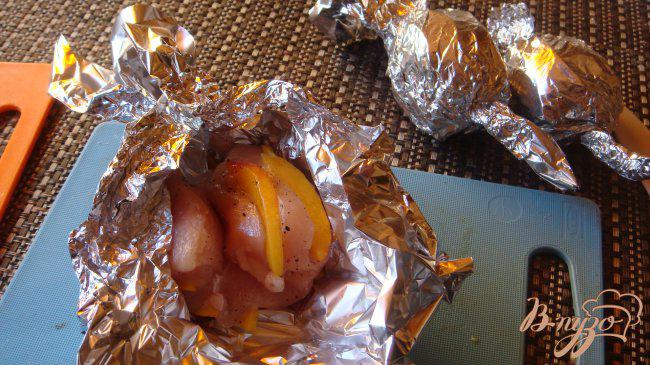 Фото приготовление рецепта: Куриные шарики с персиками шаг №3
