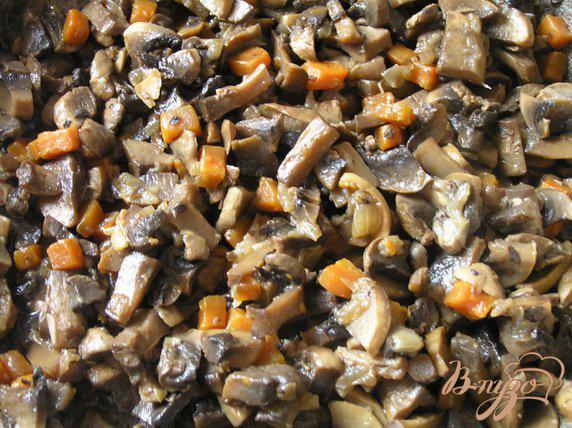 Фото приготовление рецепта: Картофельно-грибные маффины шаг №2