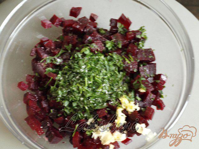 Фото приготовление рецепта: Свекольный салат с апельсиновой заправкой шаг №3