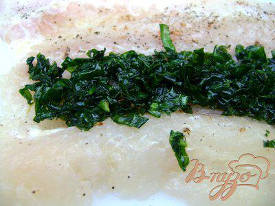 Фото приготовление рецепта: Рыба, фаршированная шпинатом, с горчичным соусом шаг №2