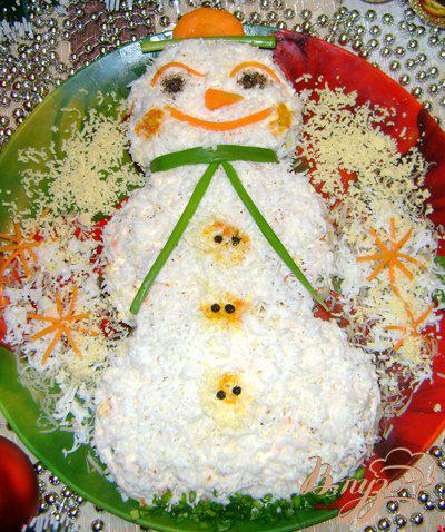 Фото приготовление рецепта: Салат «Весёлый снеговик» шаг №6