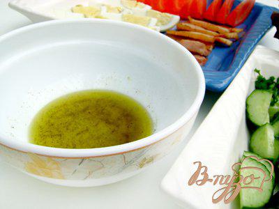 Фото приготовление рецепта: Салат с овощами, гренками и оливковой заправкой «Гранд» шаг №3