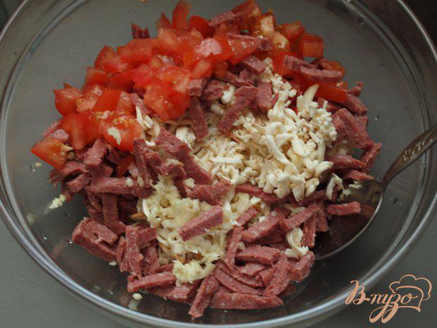 Фото приготовление рецепта: Салат с колбасным сыром и сухариками шаг №3
