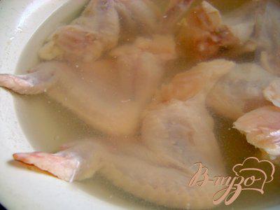 Фото приготовление рецепта: Овощной суп с куриными крылышками шаг №1