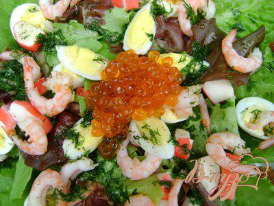 Фото приготовление рецепта: Салат «Нептун» с листьями салата, морепродуктами и красной икрой шаг №4