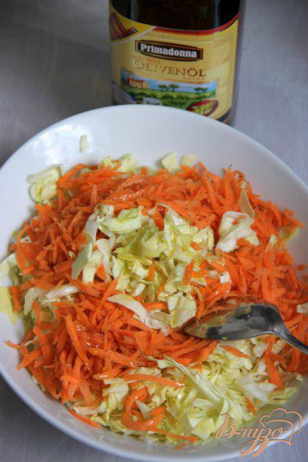 Фото приготовление рецепта: Салат из  капусты с  хлопьями шаг №4