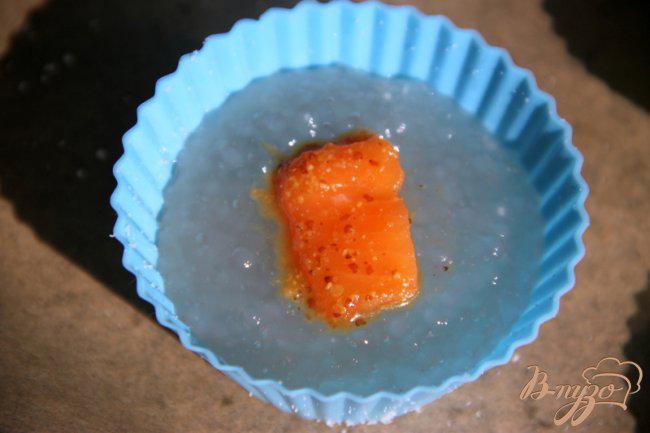 Фото приготовление рецепта: Мини-запеканки из саго с лососем шаг №4