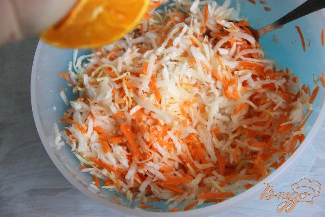 Фото приготовление рецепта: Салат из редьки и моркови с сыром шаг №2