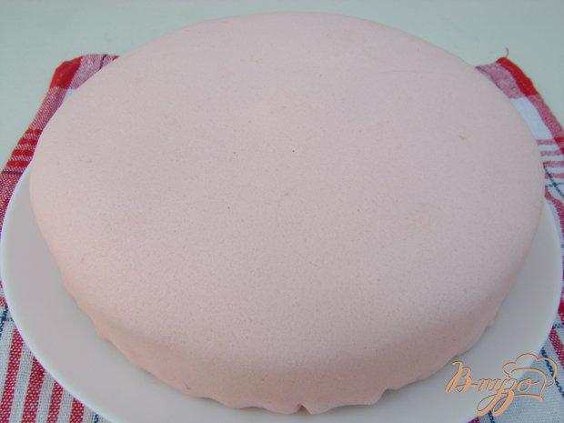 Фото приготовление рецепта: Бисквитный тортик с «сердцем» внутри шаг №5