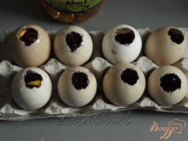 Фото приготовление рецепта: Фруктово-ягодные заливные яйца. шаг №4