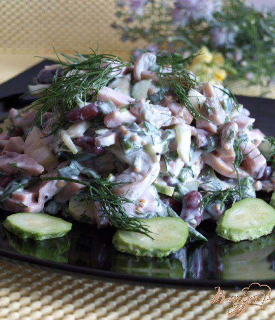 Фото приготовление рецепта: Салат с ветчиной, фасолью и шампиньонами шаг №4