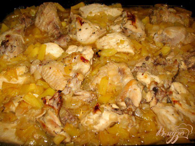 Фото приготовление рецепта: Курица в ананасах. шаг №4
