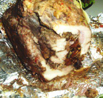 Фото приготовление рецепта: Мясо запеченное с черносливом и сыром шаг №6