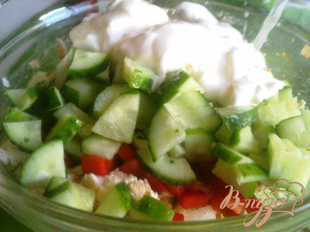 Фото приготовление рецепта: Салат из творога с овощами шаг №6