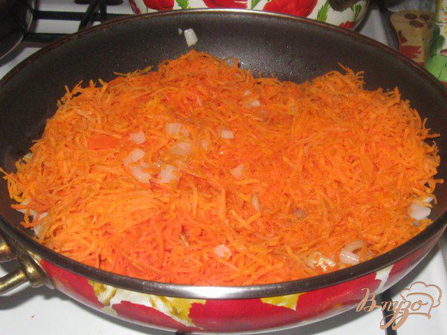 Фото приготовление рецепта: Фаршированный морковкой перец в томатном соусе шаг №2