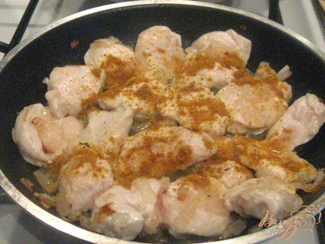 Фото приготовление рецепта: Куриное филе в молочно-сырном соусе шаг №3