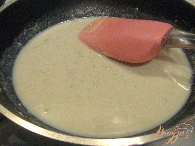 Фото приготовление рецепта: Куриное филе в молочно-сырном соусе шаг №5