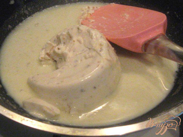 Фото приготовление рецепта: Куриное филе в молочно-сырном соусе шаг №6