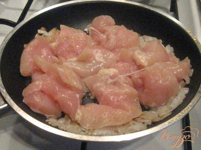 Фото приготовление рецепта: Куриное филе в молочно-сырном соусе шаг №2