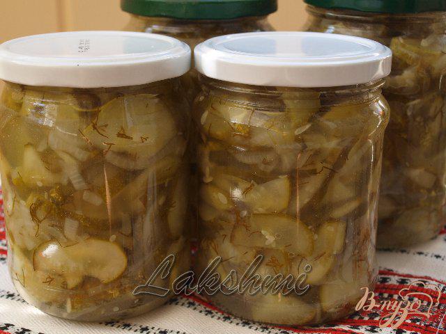 Фото приготовление рецепта: Салат из огурцов на зиму шаг №3